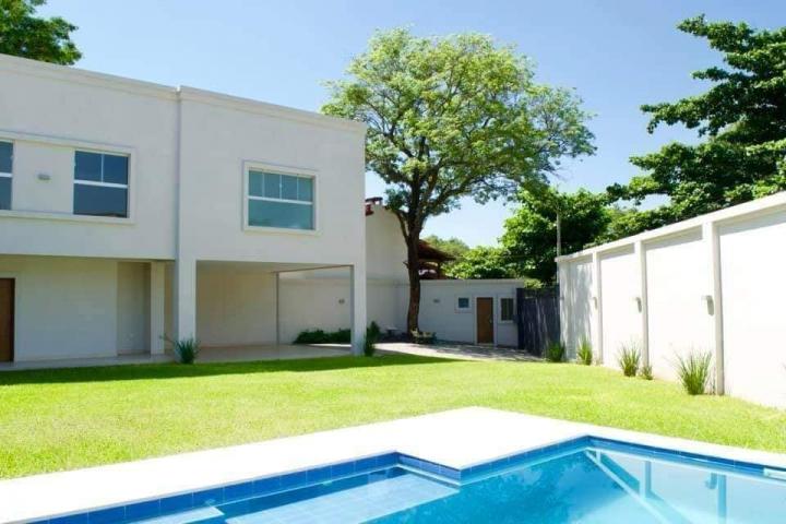 Vendo Fina Residencia de Lujo a Estrenar de 710 m2 Bo. Mbucuruyá; Colegios Santa Ana, Lumen