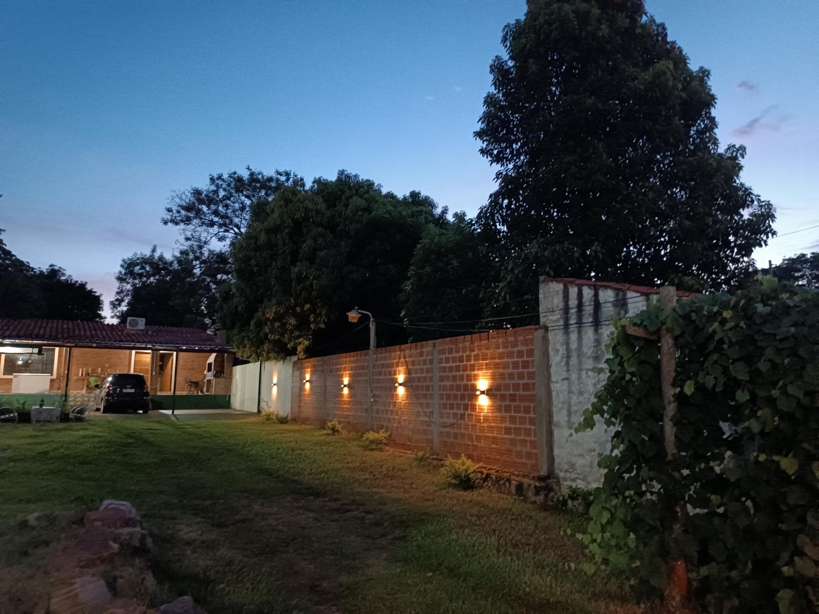 Vista nocturna del patio frontal 