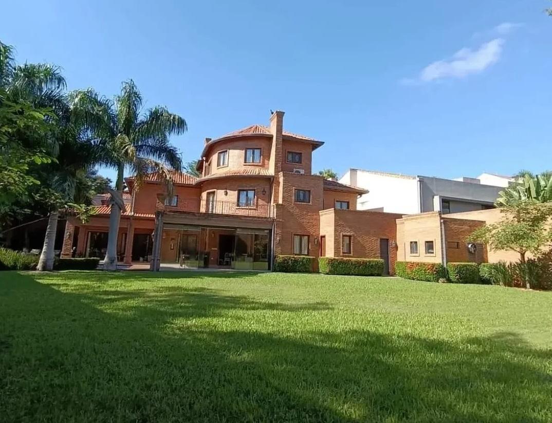 Espectacular Vivienda de Alto Padrón en Condominio Exclusivo en Mburucuya. 