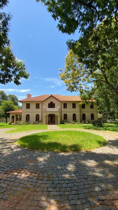 Majestuosa Casa Quinta de Lujo, a 15 minutos del Aeropuerto Internacional Silvio Pettirossi