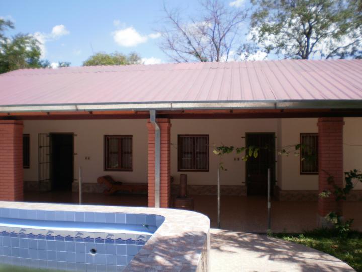 hermosa propiedad c/2 amplias viviendas y piscina en Puente Remanso