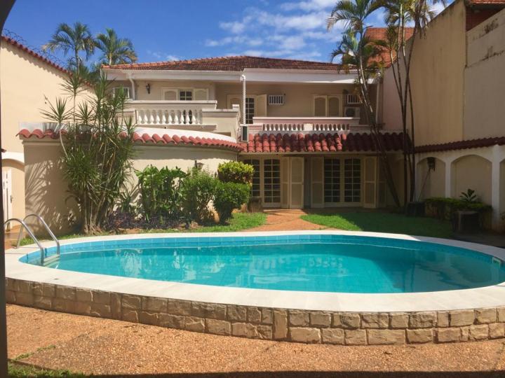 Casa A La Venta De 3 Dormitorios Y Piscina En Barrio Carmelitas