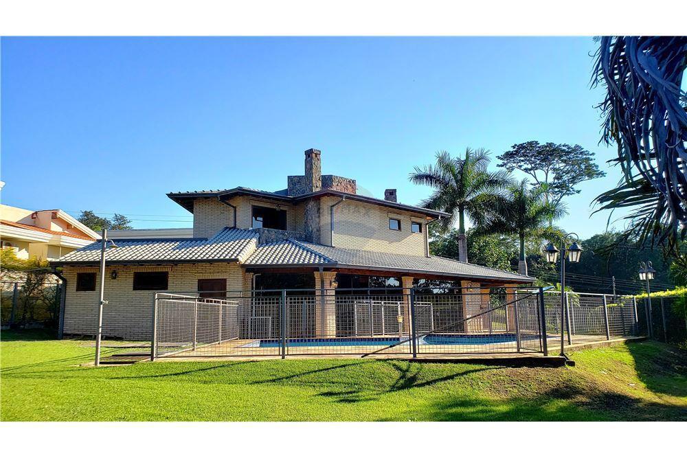 Oferto Hermosa Residencia en el Paraná Country Club, Hernandarias